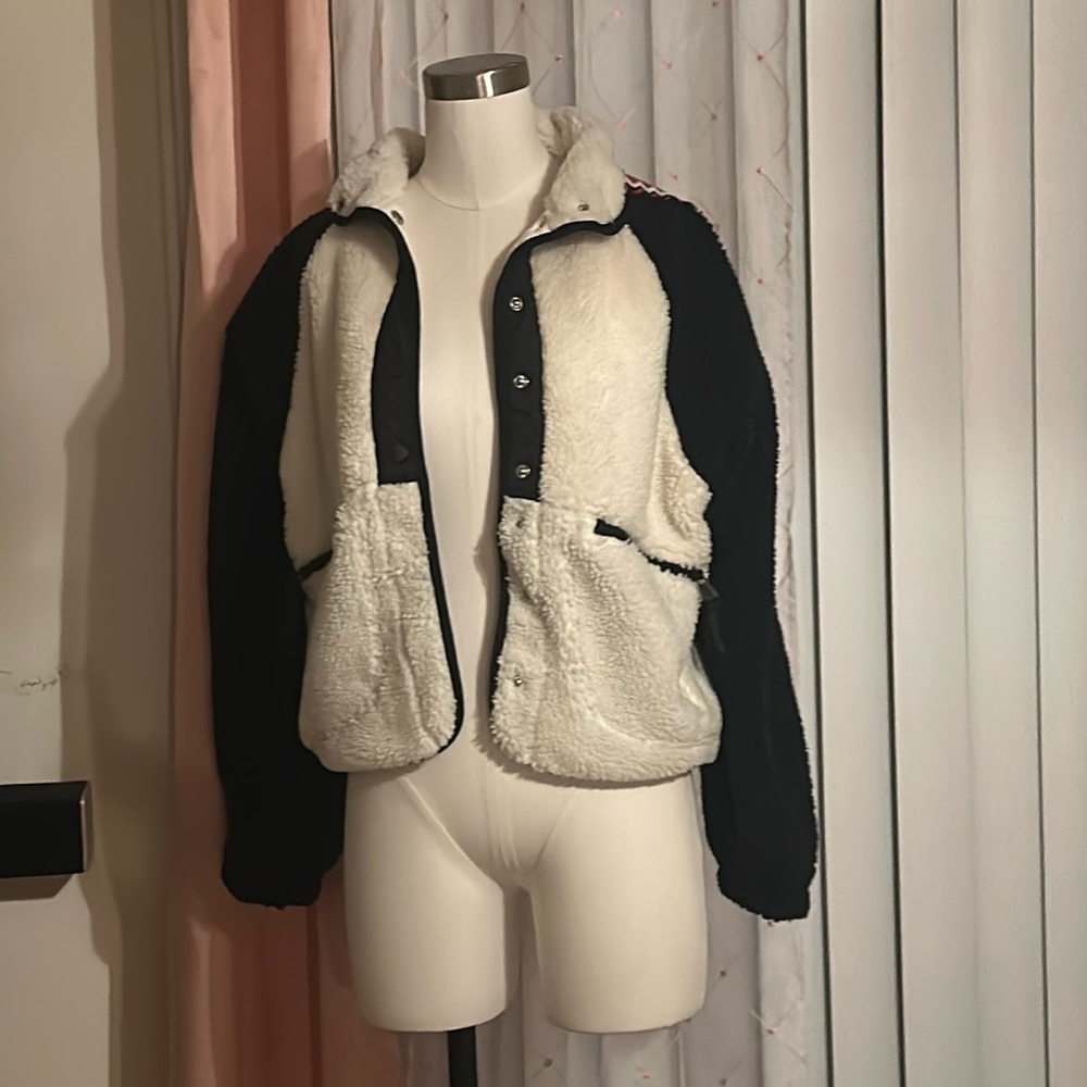 NWOT Hit The Slopes Printed Fleece Jacket in Running Stitch Varsity Combo - Picture 2 of 10